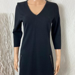 Robe noire coupe droite manches 3/4 col V Le singe de Julie