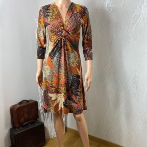Robe croisée fluide motif fleurs marron orange boucle Le singe de Julie