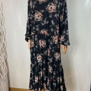 Robe longue noire fleurie manches longues Soyaconcept