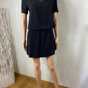 Robe courte ajustable manches courtes tissu crêpe Deeluxe