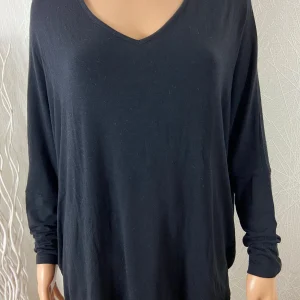 Pull noir femme ample fin plis à l'arrière Pako Litto