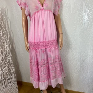 Robe longue ajourée doublée rose pailletée manches courtes Made In Italy - Taille Unique