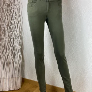 Pantalon vert kaki tissu peau de pêche coupe slim Couturist