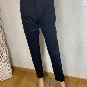 Jean noir coupe droite Lili La Tigresse