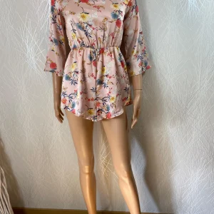 Combi-short rose motif fleurs coupe fluide cintrée à la taille Luc-Ce