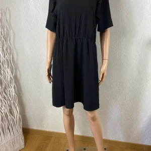 Robe noire à bretelles volants col rond dos nu Andy & Lucy