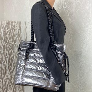 Sac à main couleur argenté port à l'épaule