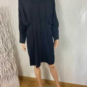 Robe noire cintrée à la taille avec dentelle Unika