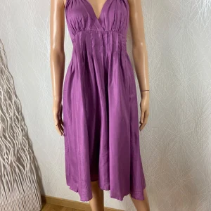Robe violette doublée dos nu bretelles élastiques Peppa Gallo