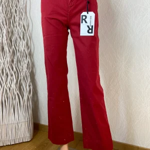 Pantalon vintage en toile rouge rubis modèle Louise Fit City Flare de Red Legend