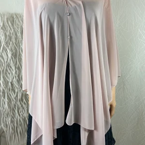 Châle ou cape rose avec 7 façons de le porter Lyman