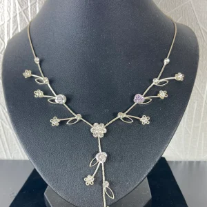 Collier fleurs et brillants sertis sur une chaine plate argentée.