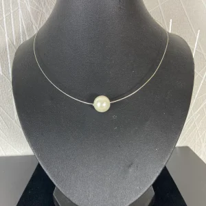 Collier avec grande perle blanche