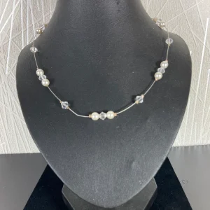 Collier en perles blanches et Swarovski transparent irisé Couleurs en Coeur