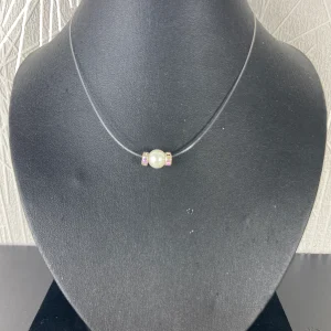Collier pour femme avec perle blanche et strass sur fil de nylon