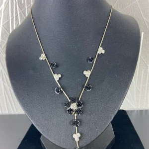 Collier long de fleurs noires et brillantes sur chaine plate argentée