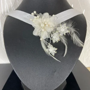 Collier de mariage avec fleurs en perles et plumes