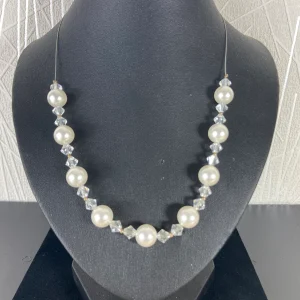 Collier réglable de grandes perles blanches Couleurs de Coeur