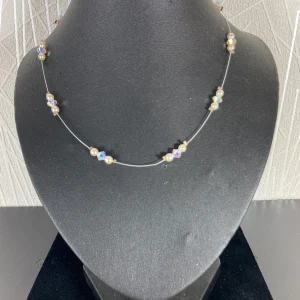 Collier sur fil transparent avec perles blanches et Swarovski transparents