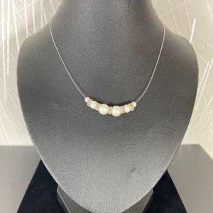 Collier de perles blanches et strass