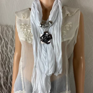 Foulard blanc avec fleur en metal
