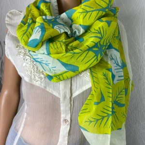 Foulard à motif végétal jaune et bleu ChicoSoleil