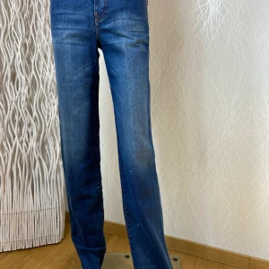 Jean bleu taille haute modèle Opium Tailoring Atelier Notify