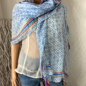 Foulard bleu à motifs avec pompons