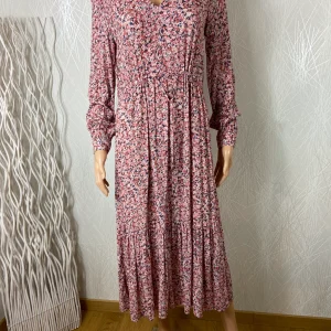 Robe longue rose fleurie col V volants manches longues C'est Beau la Vie