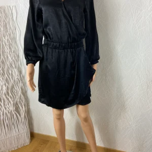 Robe noire courte satin portefeuille manches longues Deeluxe
