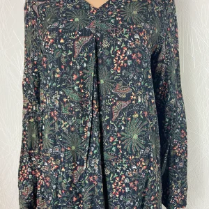 Blouse très stylée coupe droite à motif floral C'est Beau La Vie