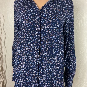 Chemisier manches longues à petites fleurs discrètes C'est beau La Vie