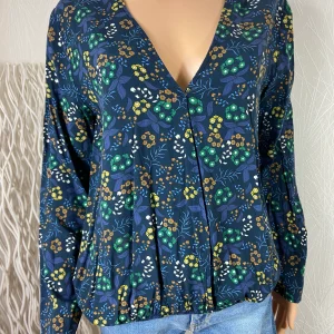 Blouse bleue fleurie manches longues col V Cosmoda
