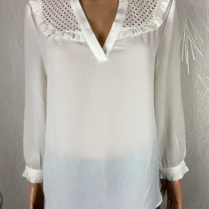 Blouse blanche fluide manches longues avec broderie décolleté V It Hippie