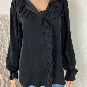 Chemisier noir stylé à volants  Unika