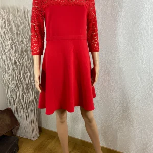 Robe rouge élégante dentelle dos ouvert manches 3/4 Grace & Mila