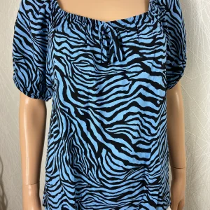 Blouse bleue motifs tigre noire flot manches courtes b.young