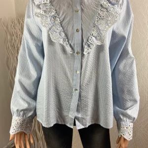 Chemisier bleu pale broderie anglaise volant manches longues Love M