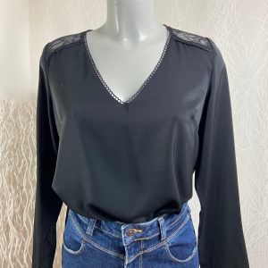 Blouse noire fluide épaules en dentelles Unika Paris