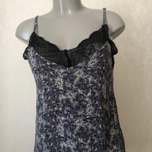 T-shirt top fines bretelles et dentelles de Desires