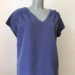 Top bleu sans manches col V CKS