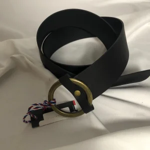 Ceinture femme en cuir noir boucle laiton Deeluxe