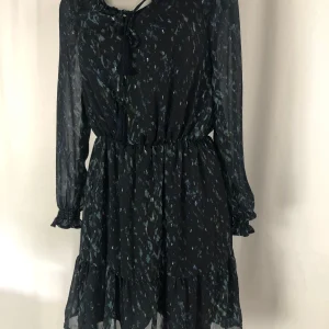 Robe noire à volants plumetis et bretelles réglables Deeluxe
