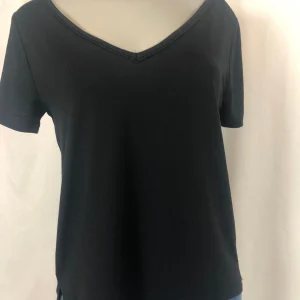 Top noir fluide  manches courtes coupe droite col V Deeluxe