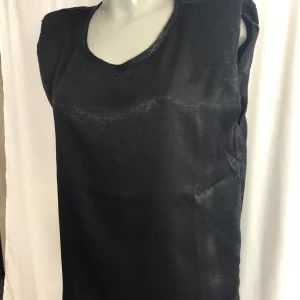 Top noir sans manches tissu fluide satiné Deeluxe