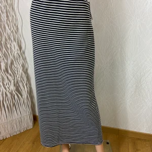 Jupe longue noire rayures blanches taille haute élastique coupe droite Edmond Boublil