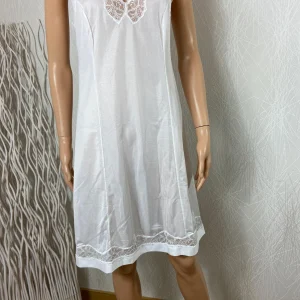 Nuisette blanche tissu satin dentelle broderie modèle Valentine Privilège