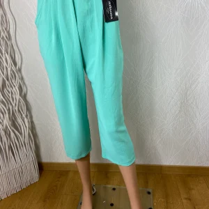 Pantacourt léger fluide vert eau tissu crépon taille haute élastique Atlanta