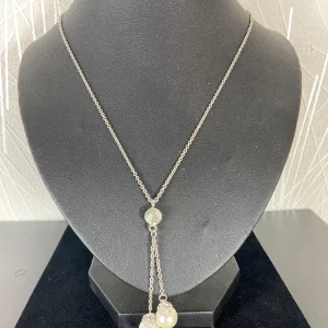 Collier chaîne en pendentif avec grandes perles blanches