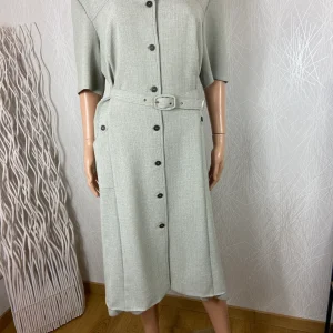 Robe midi manches courtes boutonnée coupe droite Gévana